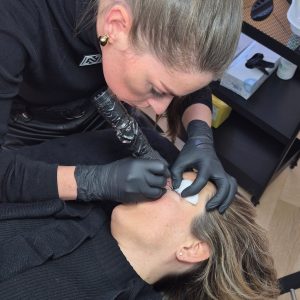 Cursist een infralasg deepliner aan het zetten bij Moments Bodycare